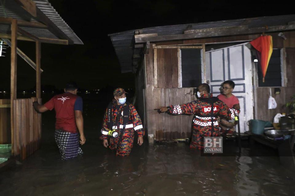 Lebih 10 rumah dinaiki air